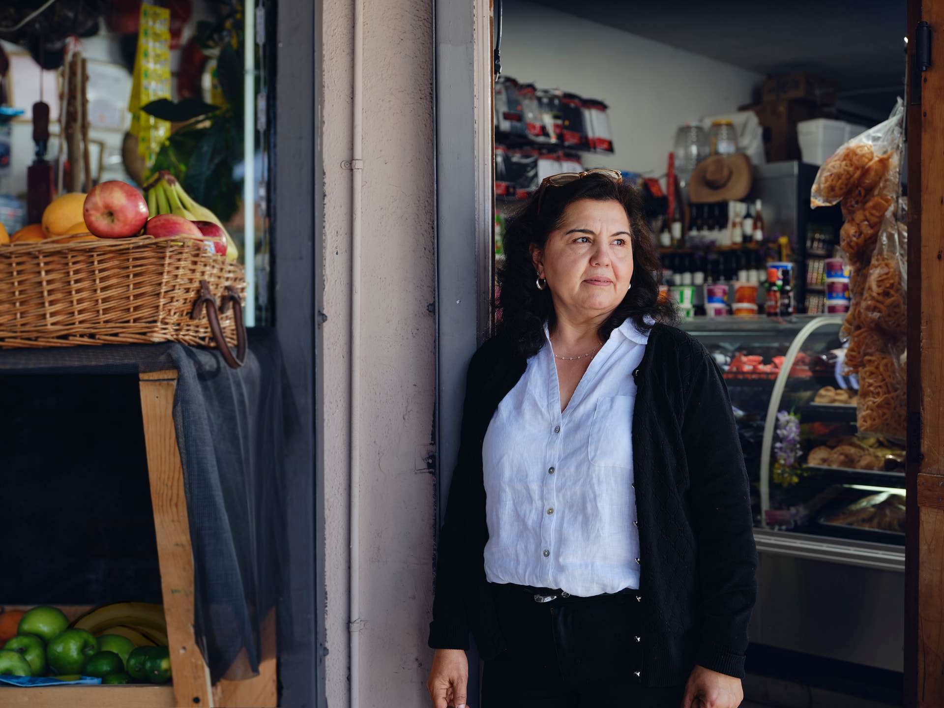 María parada enfrente de su tiendita